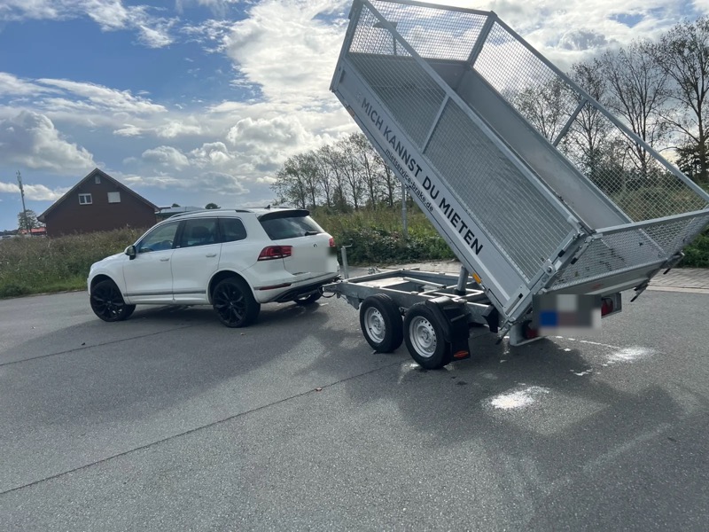 Anhänger gekippt, schräg von hinten