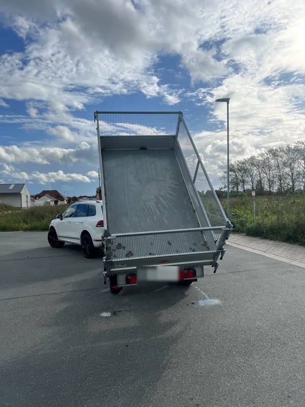 Anhänger von hinten mit Blick auf die Ladefläche